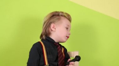 Parlak giysili oğlan ben şarkı söylüyor