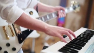 adam gitar ve klavye