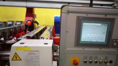 İşçiler yan duvarda çalışıyor