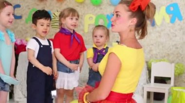 Doğum günü partisindeki çocuklar