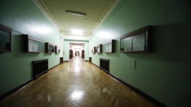 Parke zeminli uzun koridor