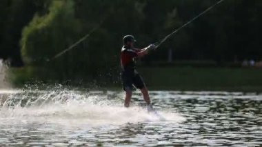 Adam wakeboarder atlama