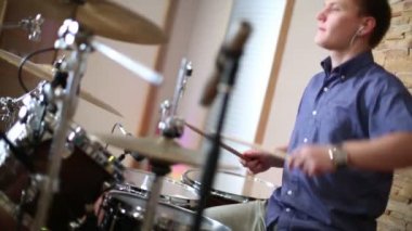 erkek davulcu çalış