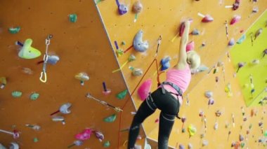 kadın duvara tırmanıyor