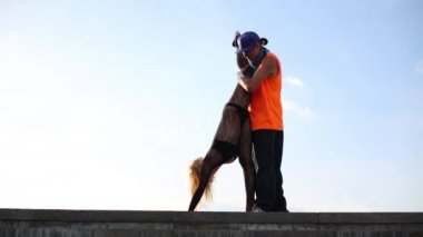 Genç çift akrobatik feat yapmak