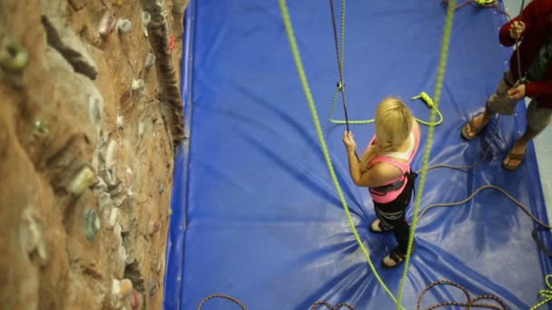 Woman with rope prepare to climb — Stock Video