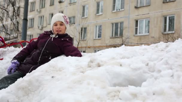 Menina coloca a mão na deriva de neve — Vídeo de Stock