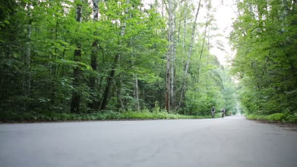 Muchos jóvenes montan en bicicleta — Vídeo de stock
