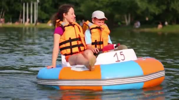 Son and mother in rubber boat — Stock Video