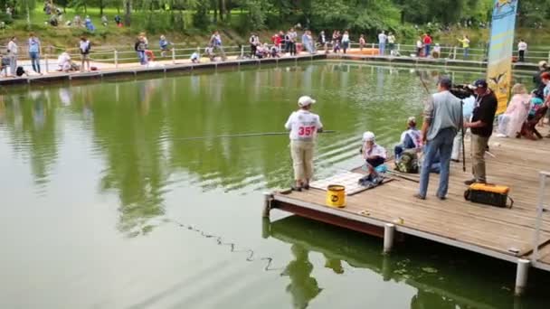 Menschen fischen beim Fischertag — Stockvideo