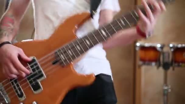 Парень играет на гитаре — стоковое видео