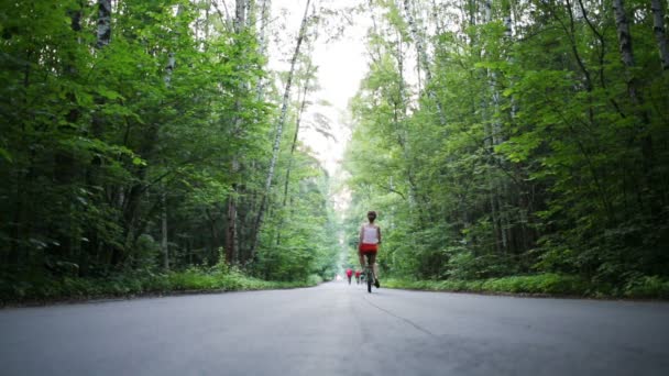 Mulher passeios de bicicleta — Vídeo de Stock