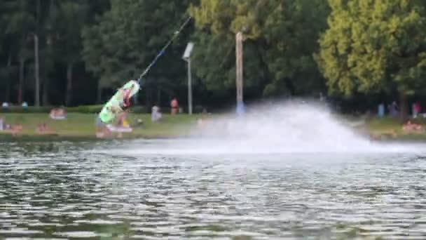 Wakeboarding homem pulando — Vídeo de Stock