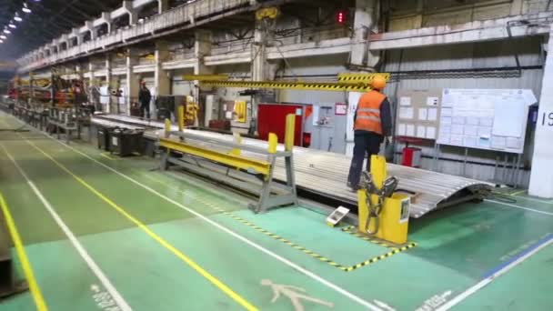 Worker attaches crane — Stock Video