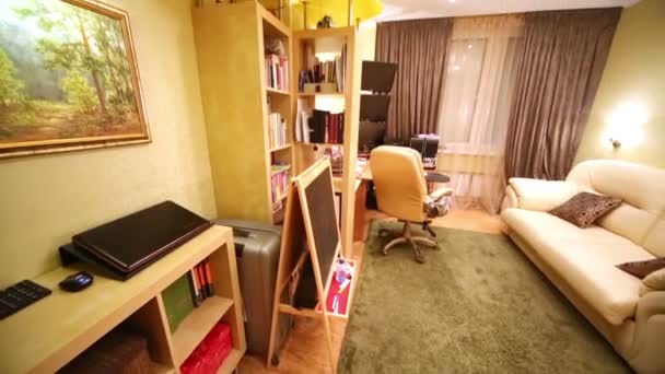 Intérieur de la chambre dans un appartement résidentiel — Video