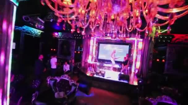 Fuori dallo spazio nel club Dorffman — Video Stock