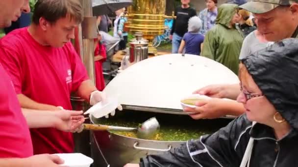 Menschen essen Fischbrühe — Stockvideo