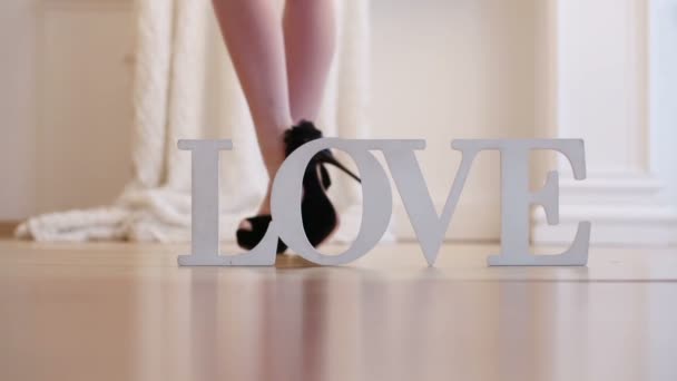 Jambes féminines et mot Amour — Video