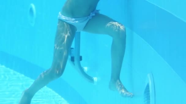 Adorável menina na piscina — Vídeo de Stock