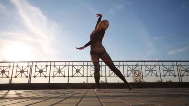 Νεαρή γυναίκα χορούς — Αρχείο Βίντεο