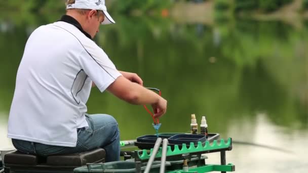 Pescador lanza señuelo por honda — Vídeos de Stock