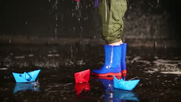 Bateaux en papier près de pieds d'enfant — Video