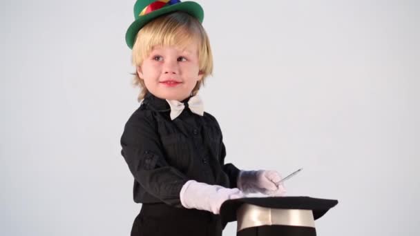 Маленький хлопчик у магічному костюмі — стокове відео