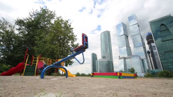 Spielplatz in der Nähe von Geschäftskomplex — Stockvideo