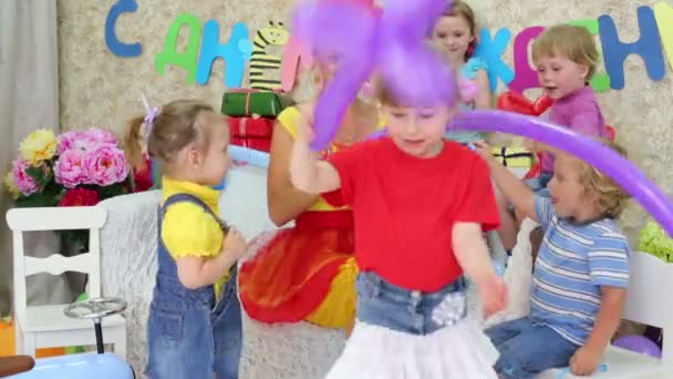 Niños en fiesta de cumpleaños — Vídeos de Stock