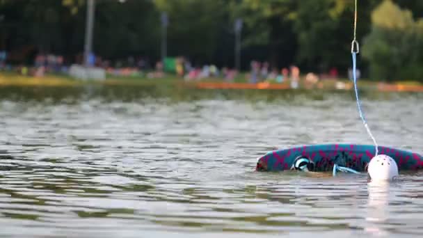 Homme en casque commencer wakeboarding — Video