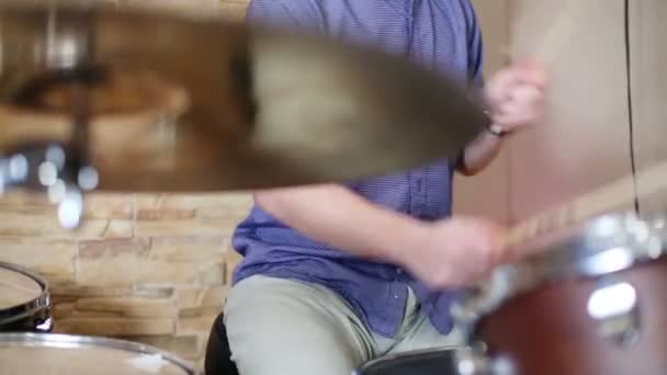 Baterista masculino toca — Vídeo de Stock