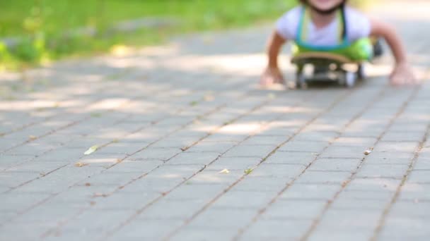 Ragazza sdraiata su uno skateboard — Video Stock