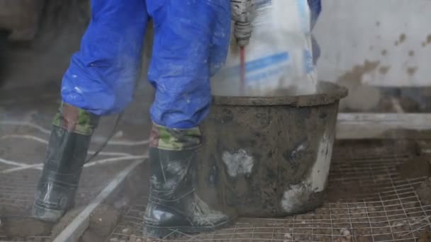 Pernas de trabalhadores preparando mistura de concreto — Vídeo de Stock