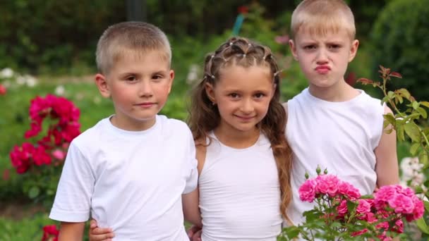 Двоє хлопчиків і дівчинка в білому — стокове відео