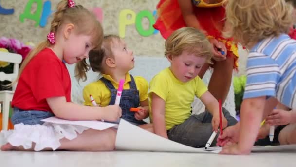 Kinderen op verjaardagsfeestje — Stockvideo