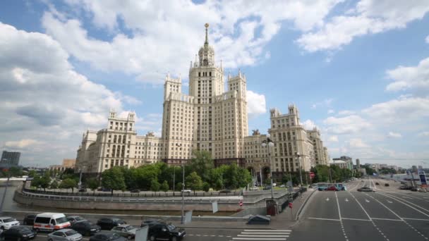 Edificio en Kotelnicheskaya Embankment . — Vídeos de Stock