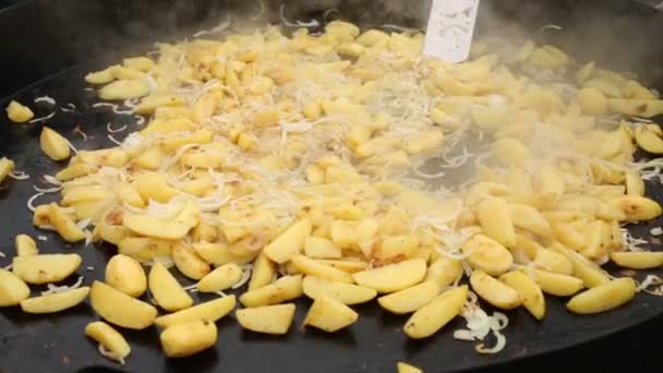 Batata assada cheia de panela — Vídeo de Stock