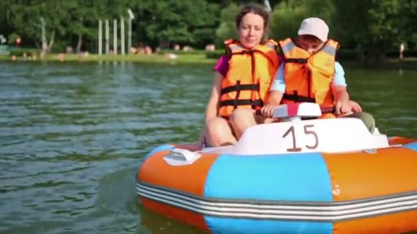 Fils et mère en bateau en caoutchouc — Video