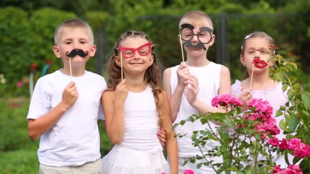 Niños y niñas con máscaras — Vídeos de Stock