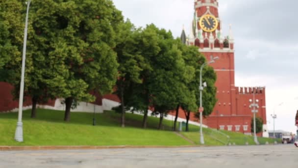 Chica con brújula en la Plaza Roja — Vídeo de stock