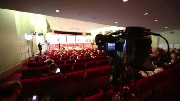 Ascoltatori in riunione di lavoro in auditorium — Video Stock