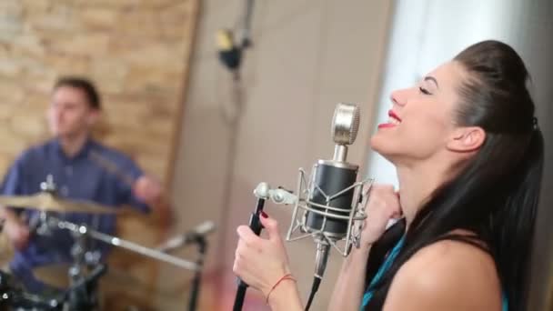 Meisje zingt aan de microfoon — Stockvideo