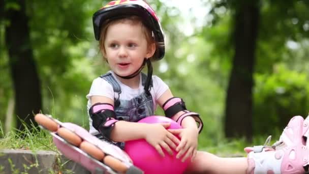 Маленька дівчинка в роликах — стокове відео