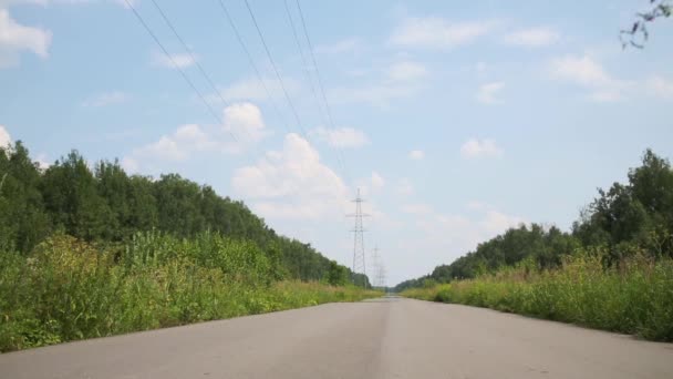 Жінка їде велосипед — стокове відео