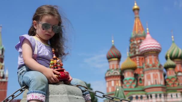 赤の広場に小さな女の子が座っています。 — ストック動画