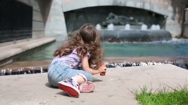 Meisje in de buurt fontein — Stockvideo