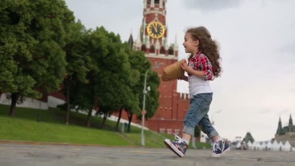 Menina corre na Praça Vermelha — Vídeo de Stock