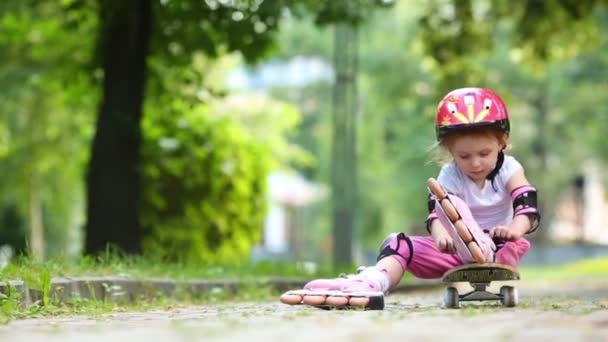 Little girl in rollers — Stock Video