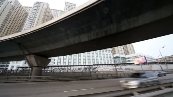 Brücke gegen Wohnungen. — Stockvideo