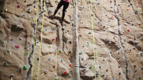 Woman climbs on wall — Stock Video